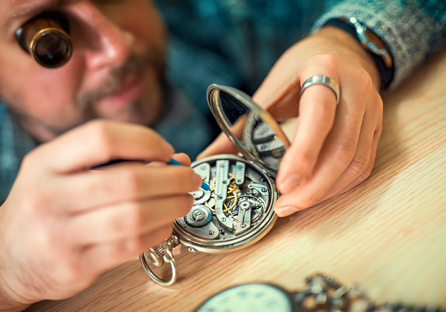 Mejores diseñadores de relojes del mundo hombre arreglando un reloj